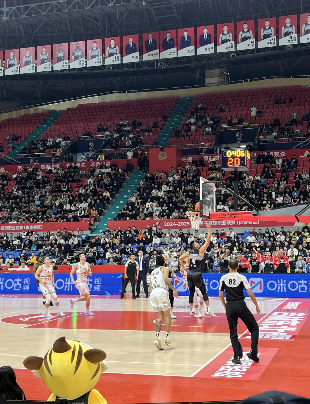 关于Scout重返赛场，重返赛场首场状态出色，篮网观众沸腾！的信息